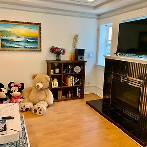 One Bedroom Queen Bed Sharing Washroom In Tiger Sweet House License## , Richmond Kanada